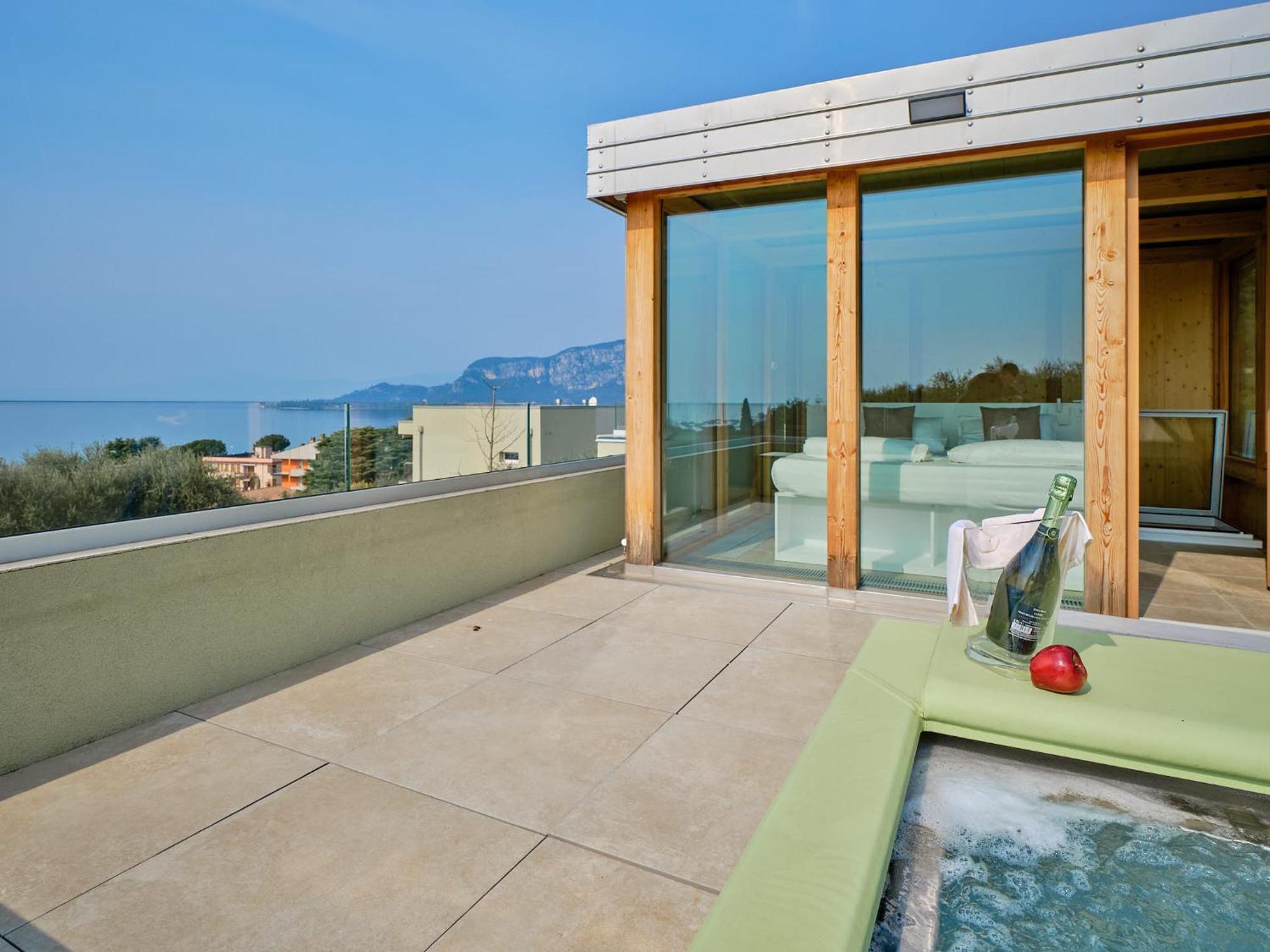 Villa Sunny Lake Suites Bardolino Bagian luar foto