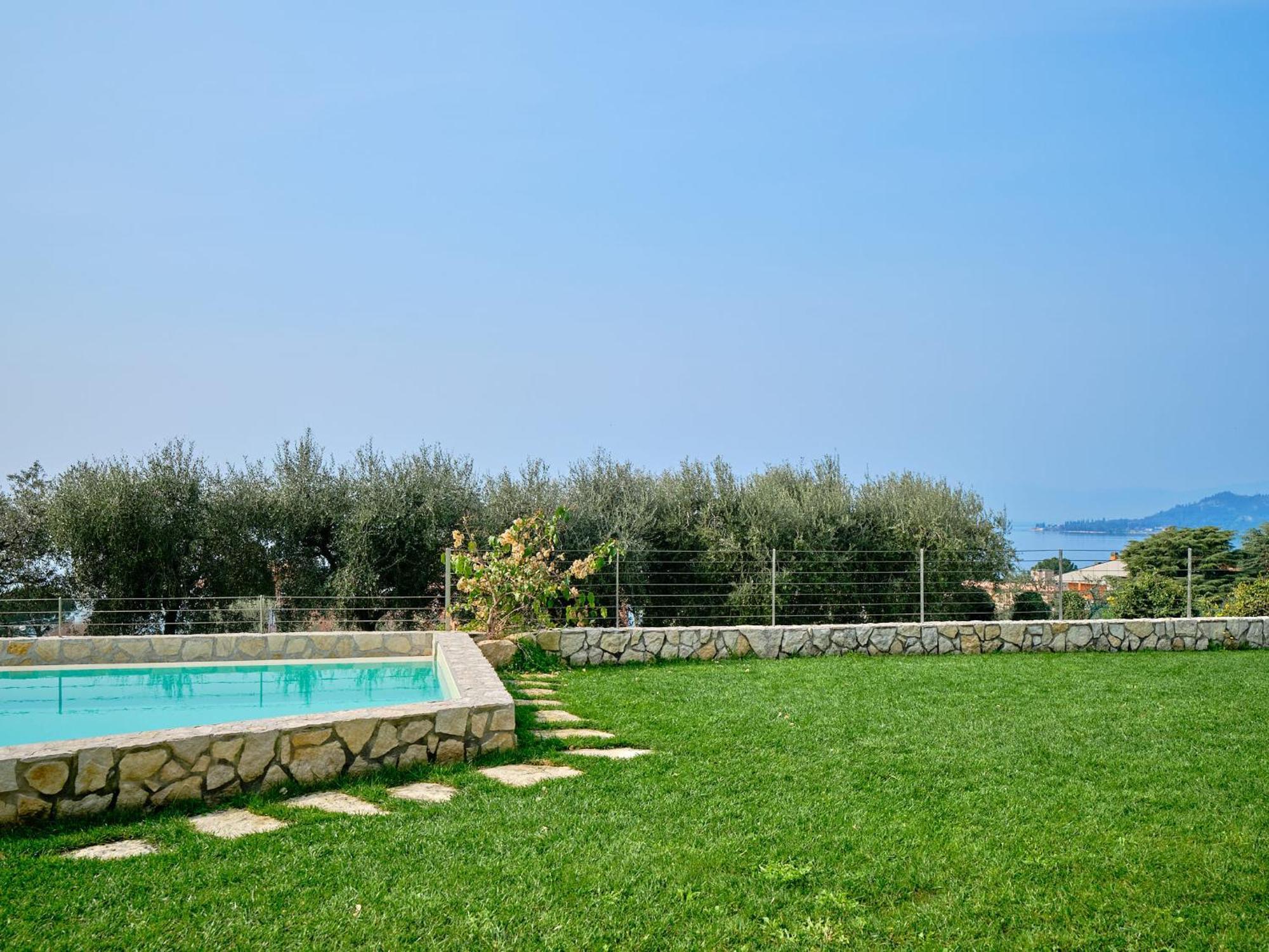 Villa Sunny Lake Suites Bardolino Bagian luar foto
