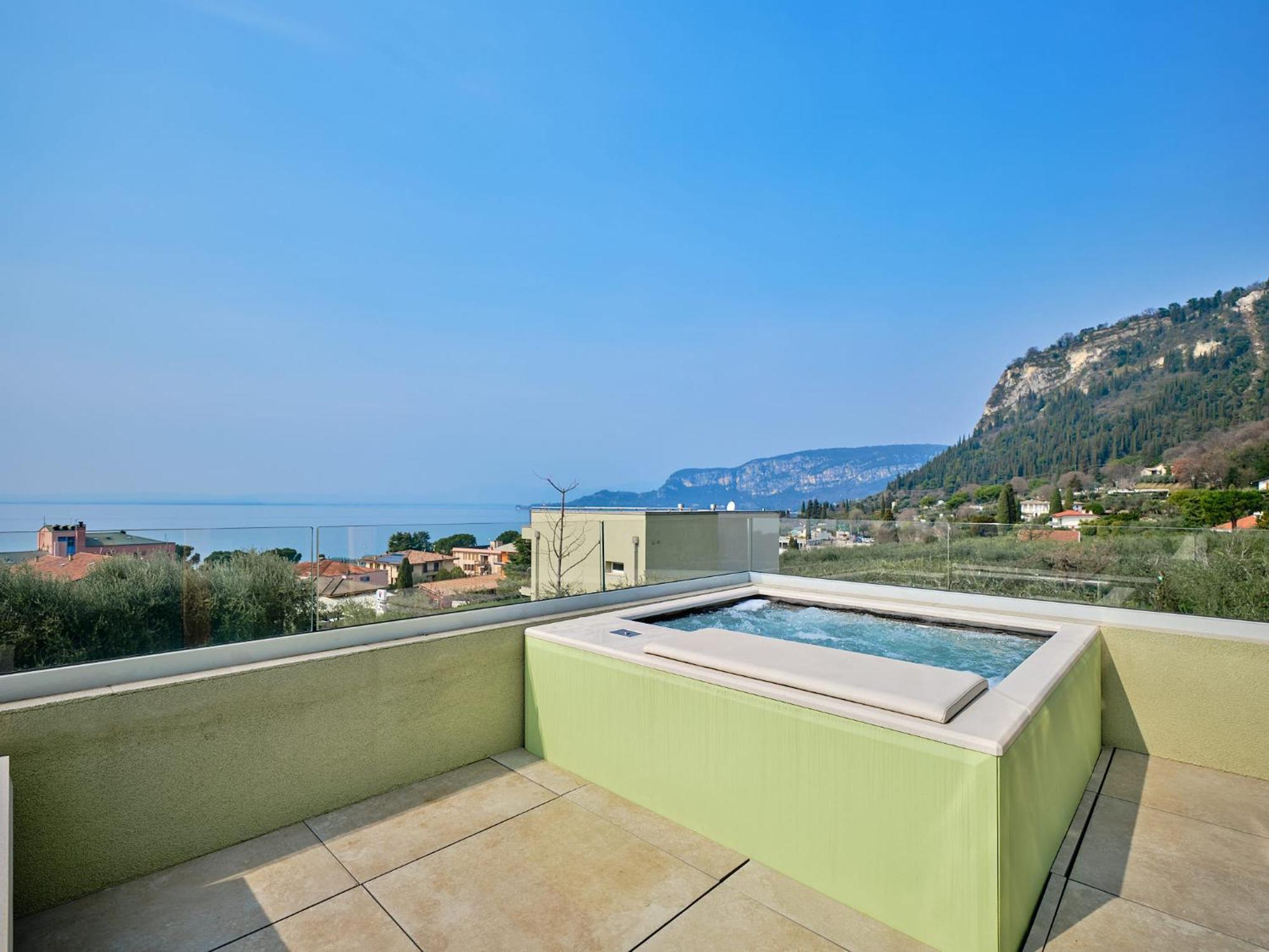 Villa Sunny Lake Suites Bardolino Bagian luar foto