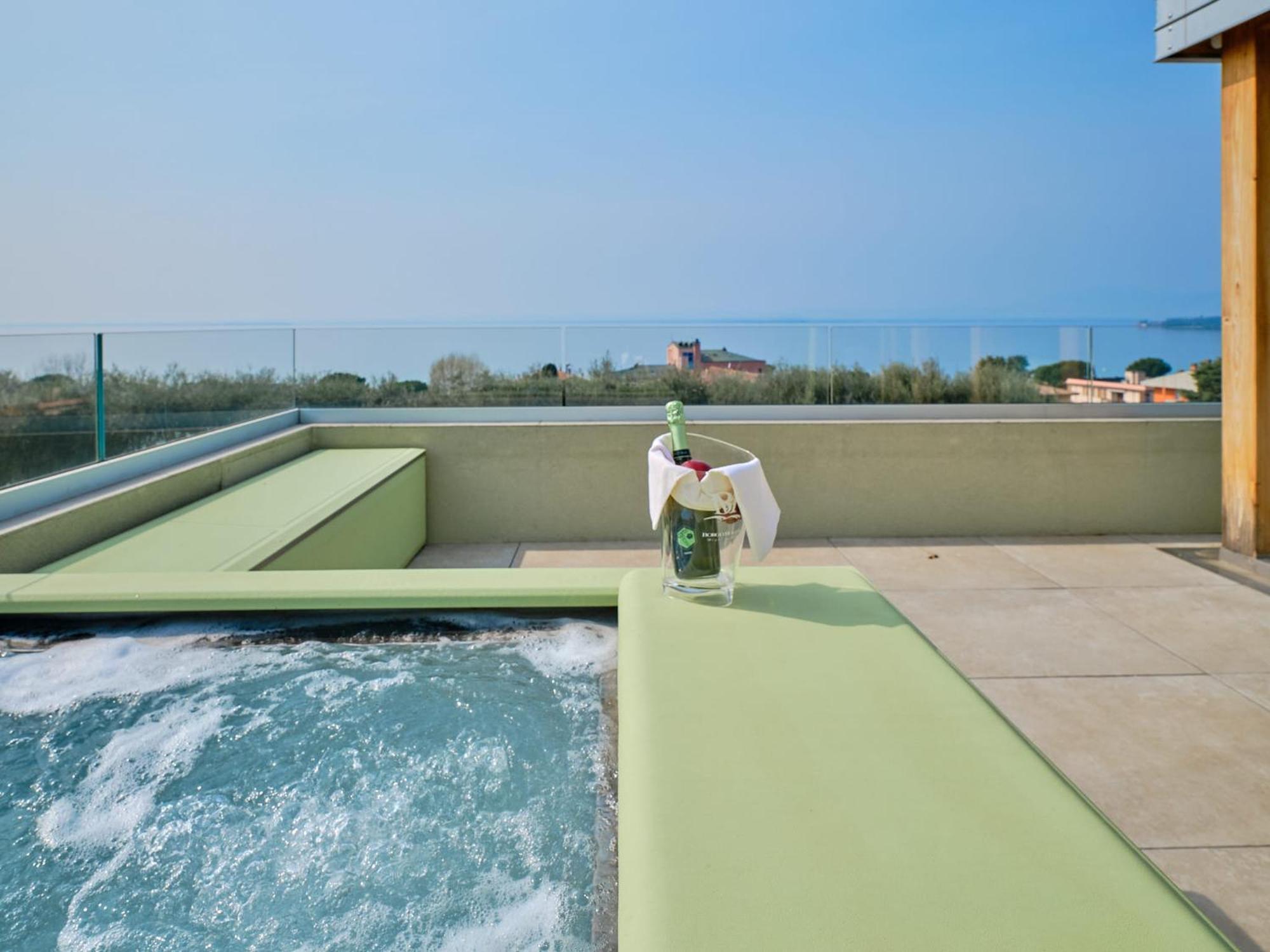 Villa Sunny Lake Suites Bardolino Bagian luar foto