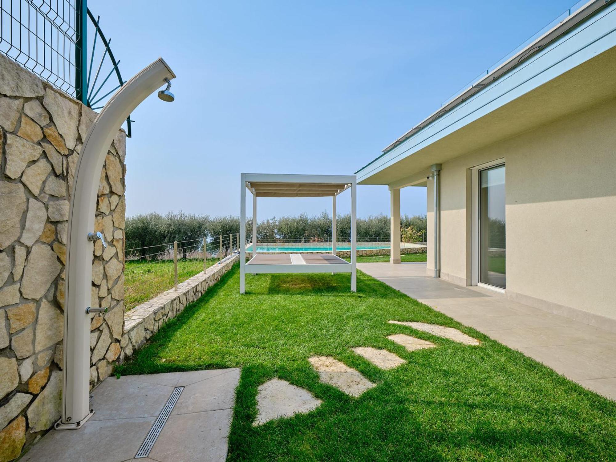Villa Sunny Lake Suites Bardolino Bagian luar foto